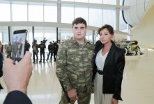 Первый вице-президент Мехрибан Алиева встретилась с военнослужащими, которых обеспечили высокотехнологичными протезами (ФОТО) (версия 2)