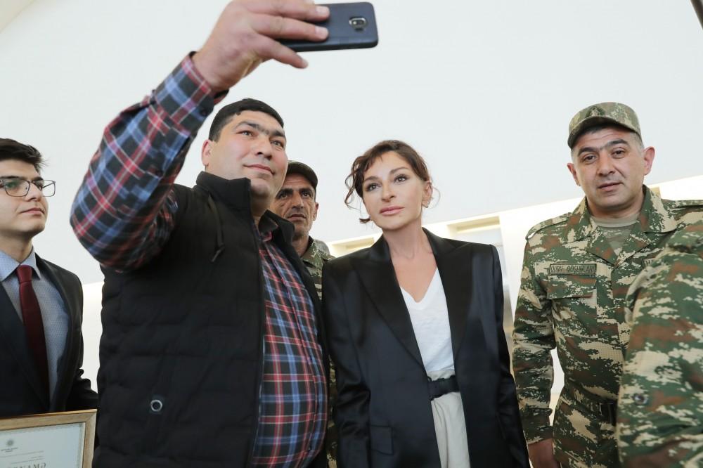 Первый вице-президент Мехрибан Алиева встретилась с военнослужащими, которых обеспечили высокотехнологичными протезами (ФОТО) (версия 2)
