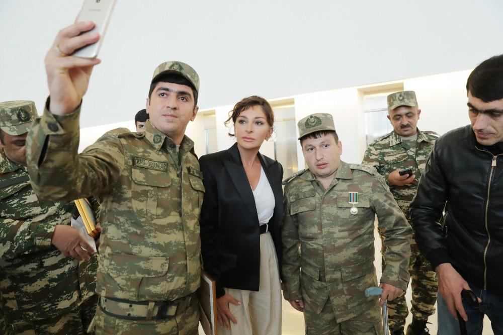 Первый вице-президент Мехрибан Алиева встретилась с военнослужащими, которых обеспечили высокотехнологичными протезами (ФОТО) (версия 2)