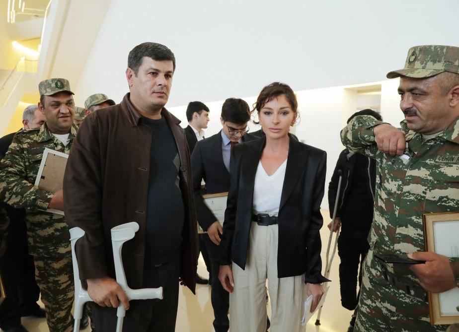 Первый вице-президент Мехрибан Алиева встретилась с военнослужащими, которых обеспечили высокотехнологичными протезами (ФОТО) (версия 2)