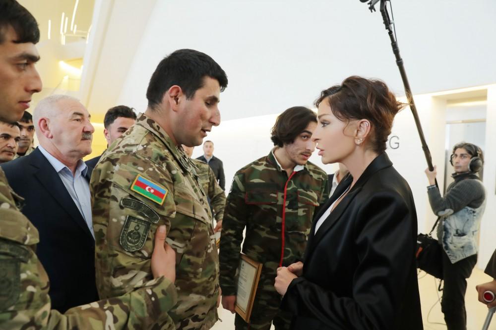 Первый вице-президент Мехрибан Алиева встретилась с военнослужащими, которых обеспечили высокотехнологичными протезами (ФОТО) (версия 2)