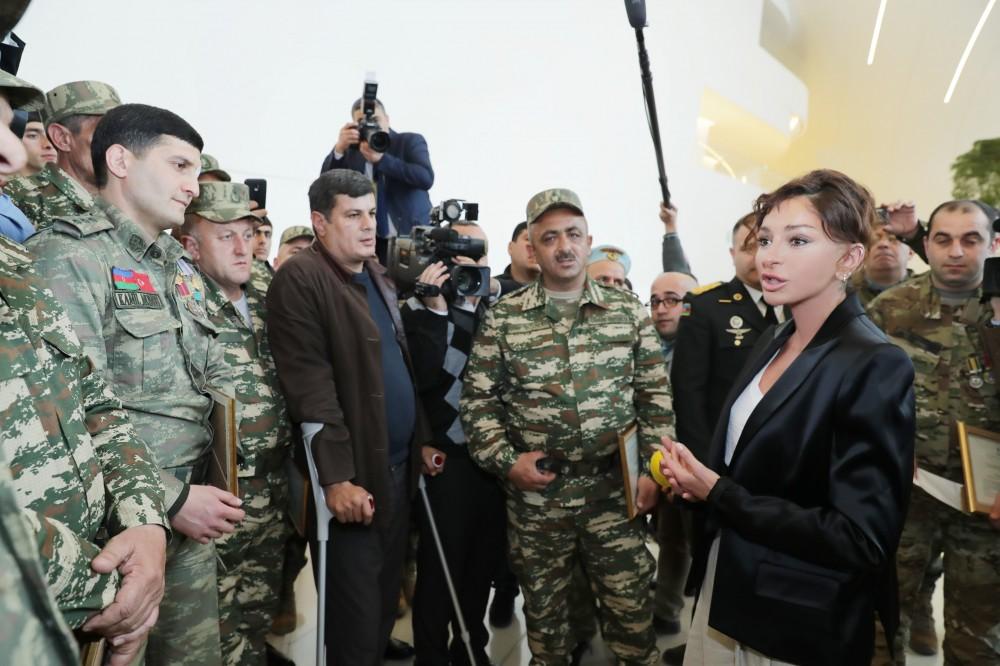 Первый вице-президент Мехрибан Алиева встретилась с военнослужащими, которых обеспечили высокотехнологичными протезами (ФОТО) (версия 2)