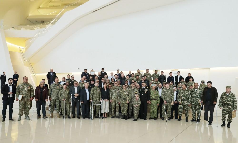 Первый вице-президент Мехрибан Алиева встретилась с военнослужащими, которых обеспечили высокотехнологичными протезами (ФОТО) (версия 2)
