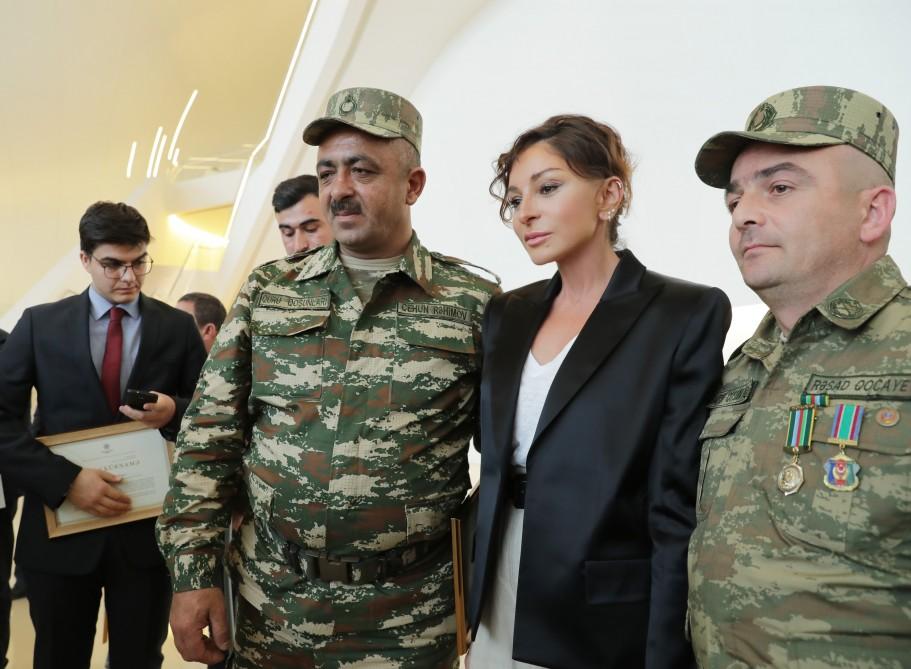 Первый вице-президент Мехрибан Алиева встретилась с военнослужащими, которых обеспечили высокотехнологичными протезами (ФОТО) (версия 2)