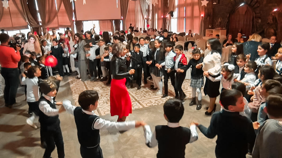 Для воспитанников Ходжалинской школы проведена благотворительная акция (ФОТО)