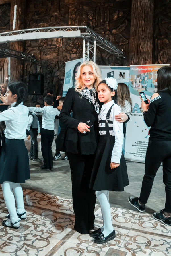 Для воспитанников Ходжалинской школы проведена благотворительная акция (ФОТО)