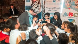 Для воспитанников Ходжалинской школы проведена благотворительная акция (ФОТО)