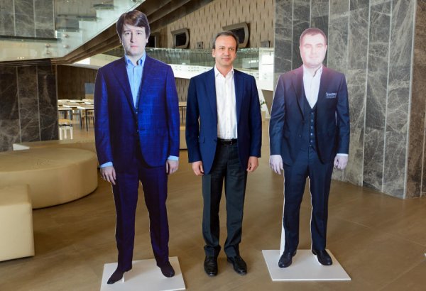 Президент ФИДЕ  сфотографировался с фигурами шахматистов Shamkir Chess 2019 (ФОТО)