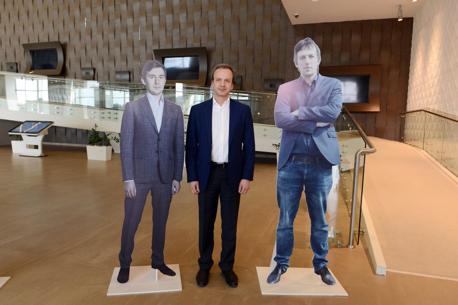 Президент ФИДЕ  сфотографировался с фигурами шахматистов Shamkir Chess 2019 (ФОТО)