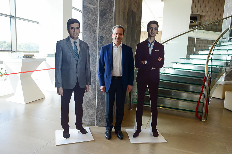 Президент ФИДЕ  сфотографировался с фигурами шахматистов Shamkir Chess 2019 (ФОТО)