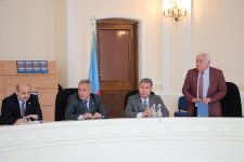 В Баку прошла презентация книги "Гейдар Алиев - вершина нашей национально-политической элиты" (ФОТО)