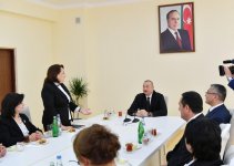 Президент Ильхам Алиев принял участие в открытии в бакинском поселке жилого комплекса для вынужденных переселенцев (ФОТО)