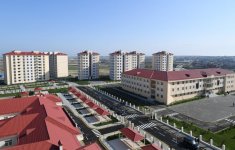 Президент Ильхам Алиев принял участие в открытии в бакинском поселке жилого комплекса для вынужденных переселенцев (ФОТО)