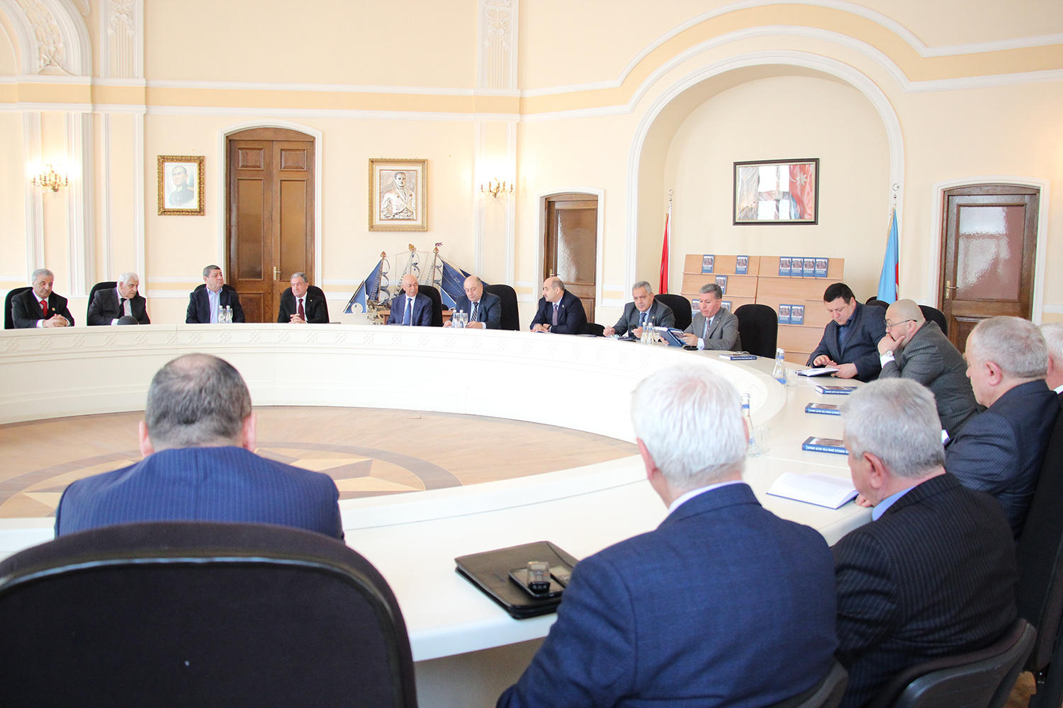 В Баку прошла презентация книги "Гейдар Алиев - вершина нашей национально-политической элиты" (ФОТО)