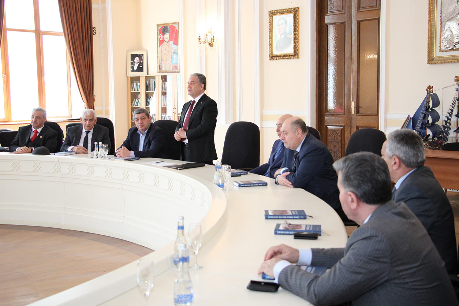 В Баку прошла презентация книги "Гейдар Алиев - вершина нашей национально-политической элиты" (ФОТО)