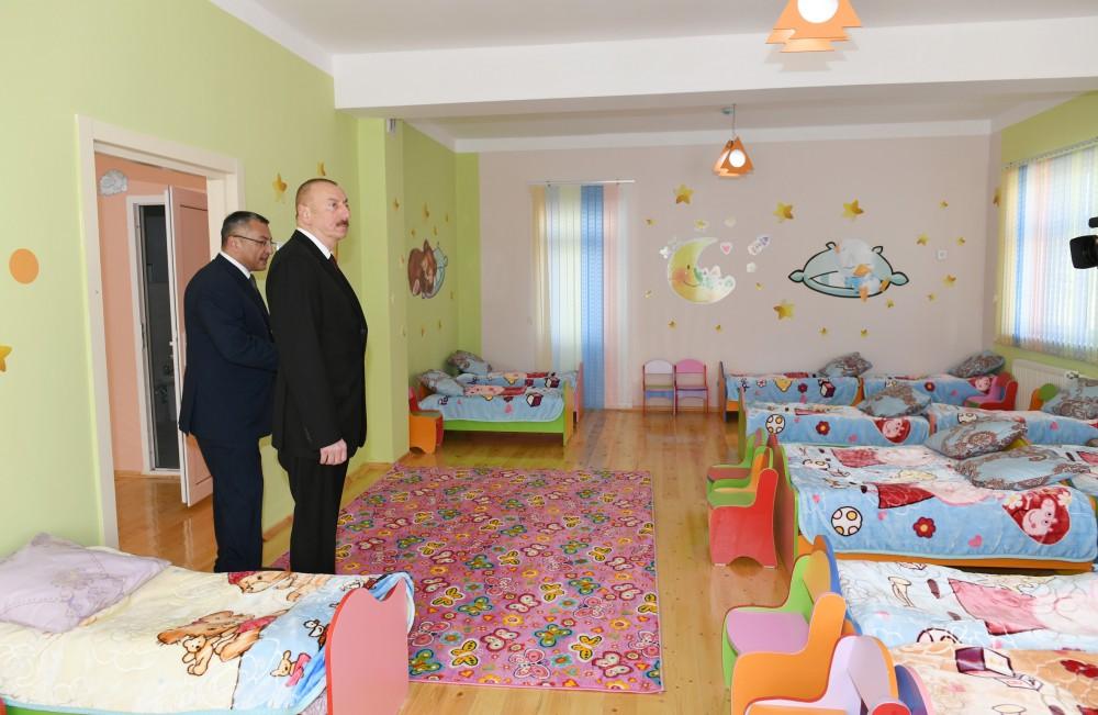 Президент Ильхам Алиев принял участие в открытии в бакинском поселке жилого комплекса для вынужденных переселенцев (ФОТО)