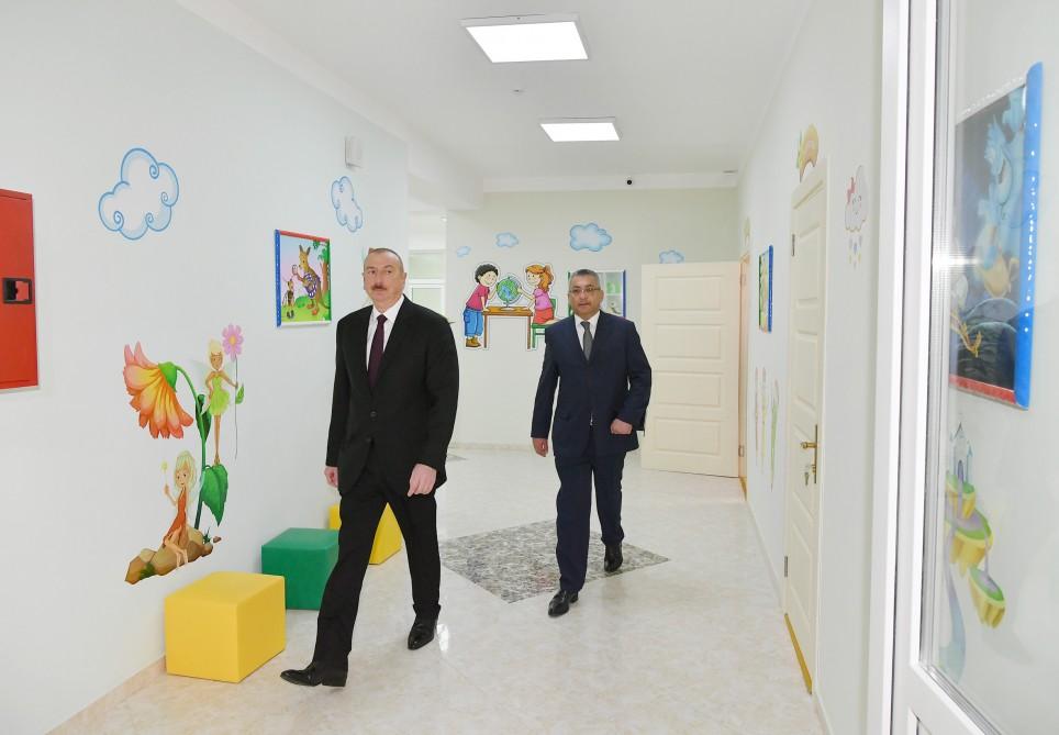 Президент Ильхам Алиев принял участие в открытии в бакинском поселке жилого комплекса для вынужденных переселенцев (ФОТО)