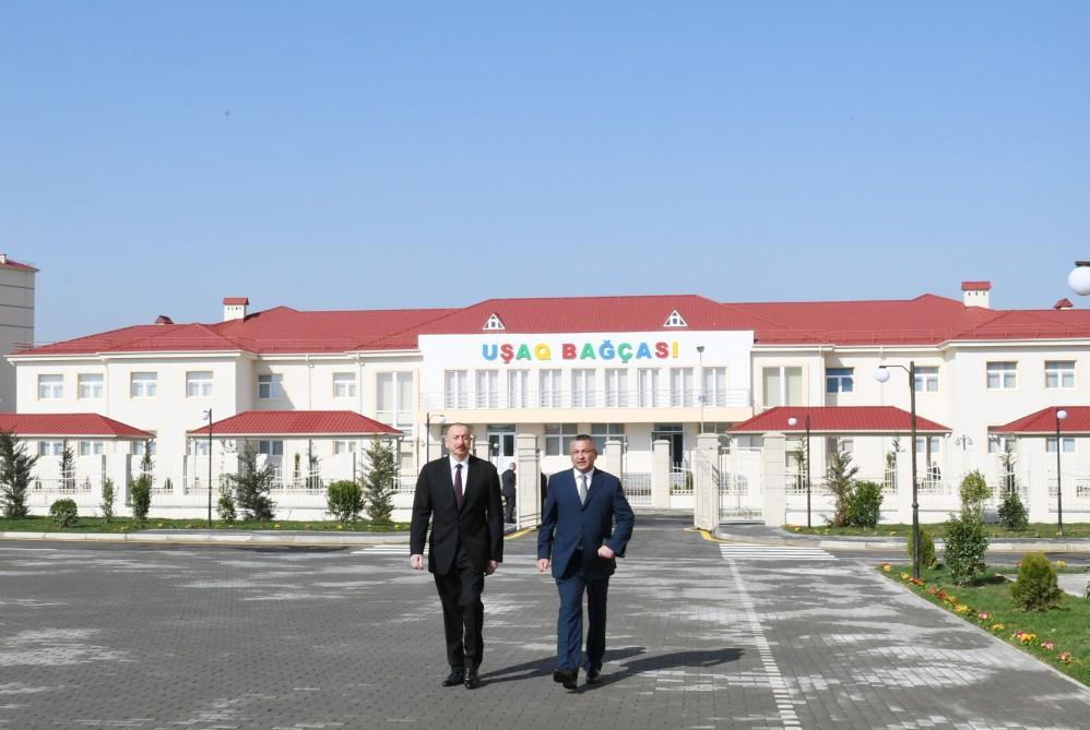 Президент Ильхам Алиев принял участие в открытии в бакинском поселке жилого комплекса для вынужденных переселенцев (ФОТО)