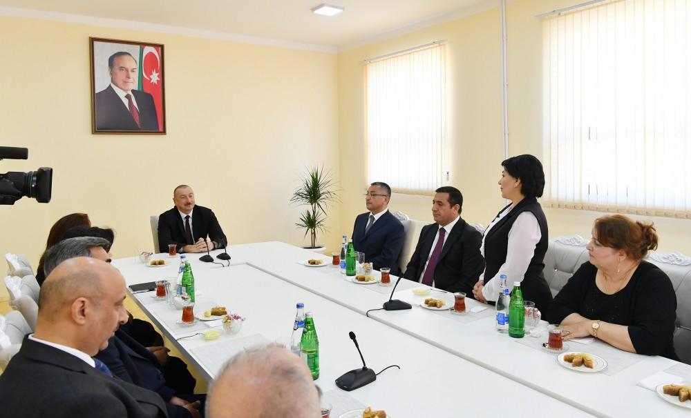 Президент Ильхам Алиев принял участие в открытии в бакинском поселке жилого комплекса для вынужденных переселенцев (ФОТО)