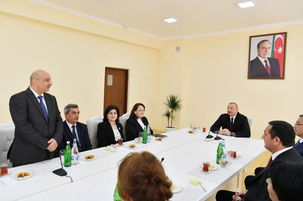 Президент Ильхам Алиев принял участие в открытии в бакинском поселке жилого комплекса для вынужденных переселенцев (ФОТО)