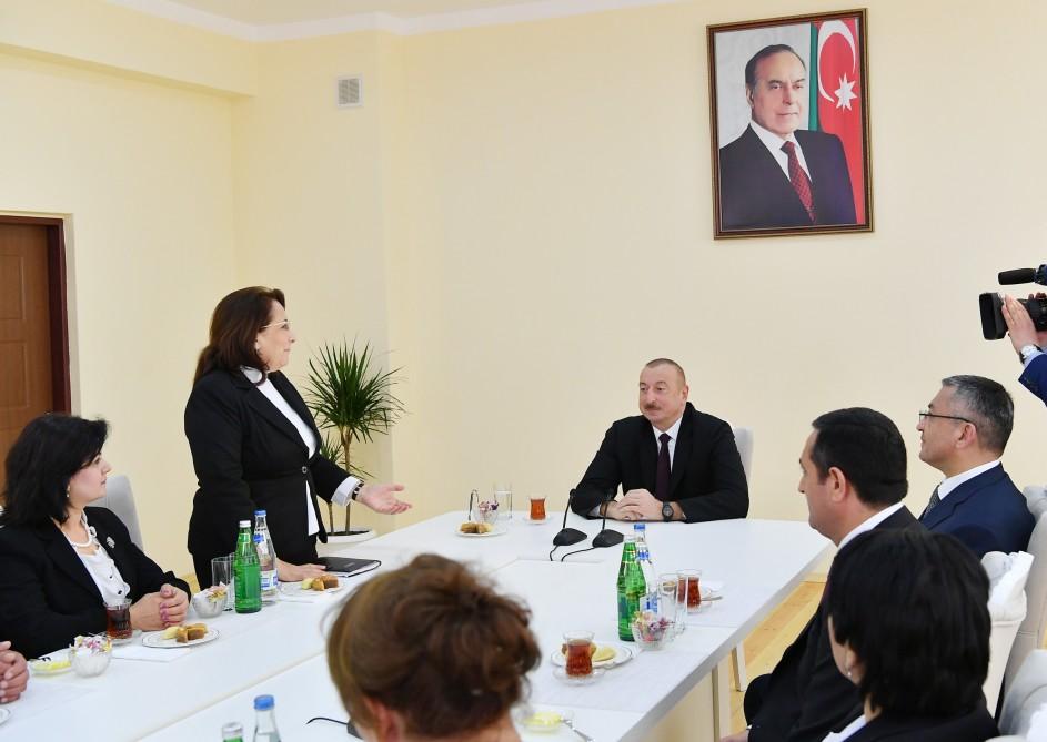 Президент Ильхам Алиев принял участие в открытии в бакинском поселке жилого комплекса для вынужденных переселенцев (ФОТО)