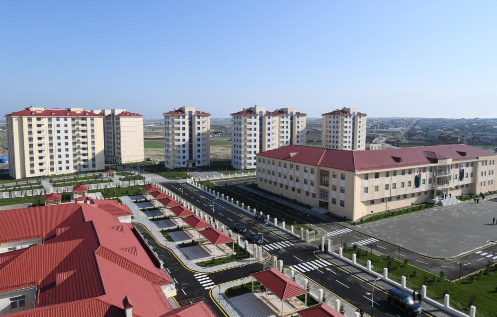 Президент Ильхам Алиев принял участие в открытии в бакинском поселке жилого комплекса для вынужденных переселенцев (ФОТО)