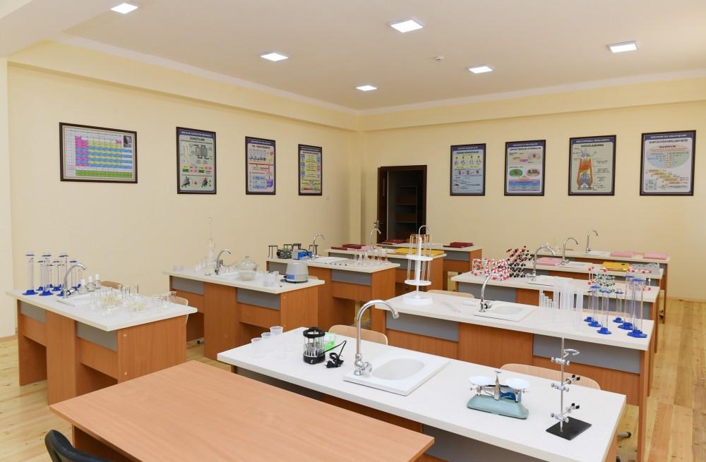 Президент Ильхам Алиев принял участие в открытии в бакинском поселке жилого комплекса для вынужденных переселенцев (ФОТО)