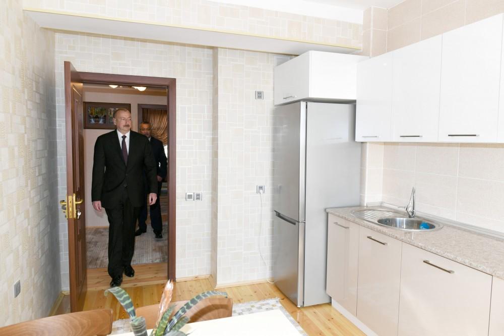 Президент Ильхам Алиев принял участие в открытии в бакинском поселке жилого комплекса для вынужденных переселенцев (ФОТО)