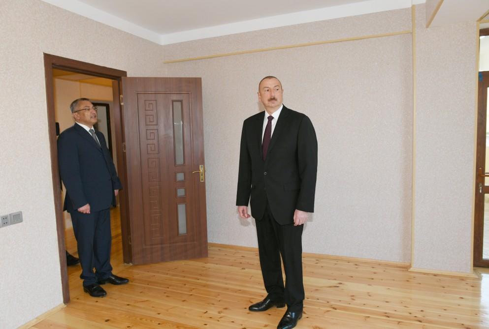 Президент Ильхам Алиев принял участие в открытии в бакинском поселке жилого комплекса для вынужденных переселенцев (ФОТО)