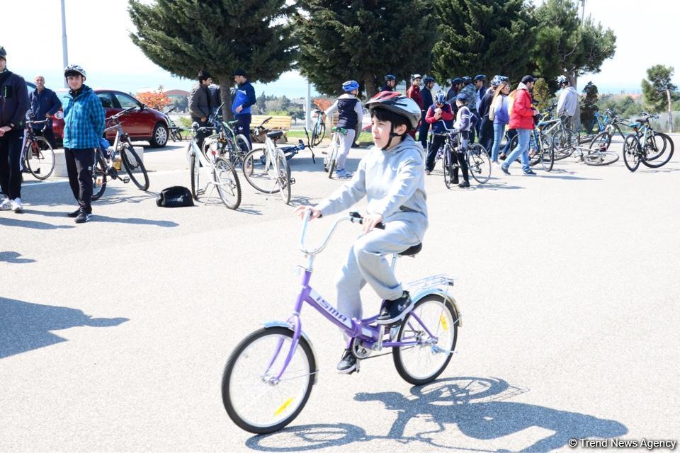 В Баку прошел велопробег под девизом «Меньше машин, больше жизни» (ФОТО)