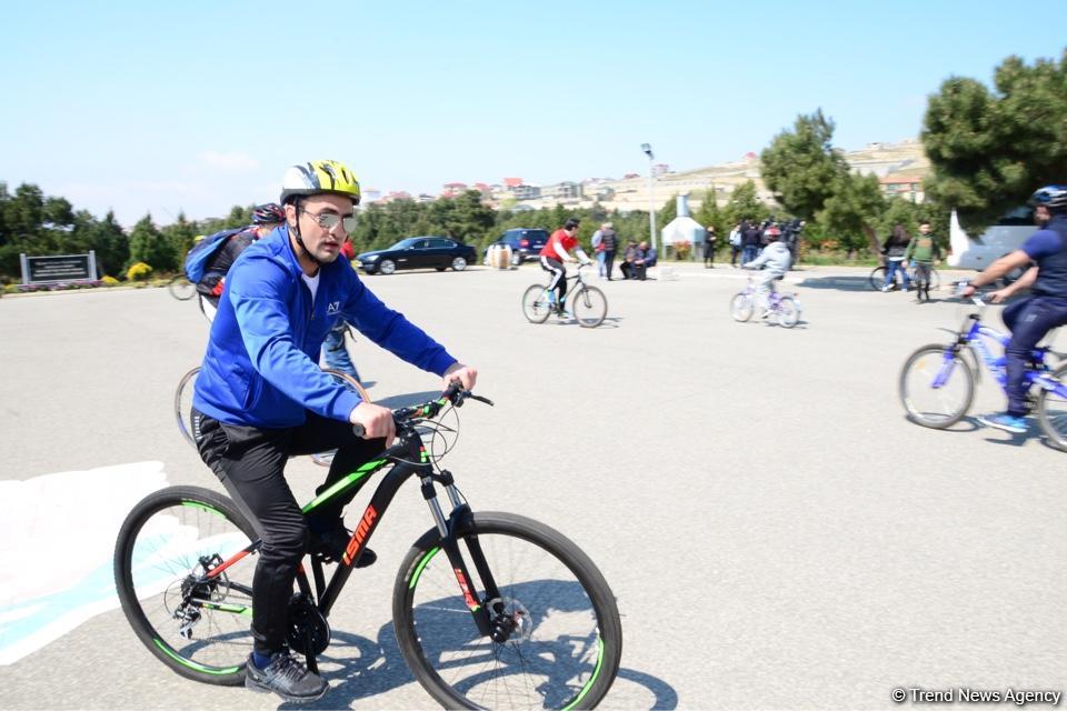 В Баку прошел велопробег под девизом «Меньше машин, больше жизни» (ФОТО)