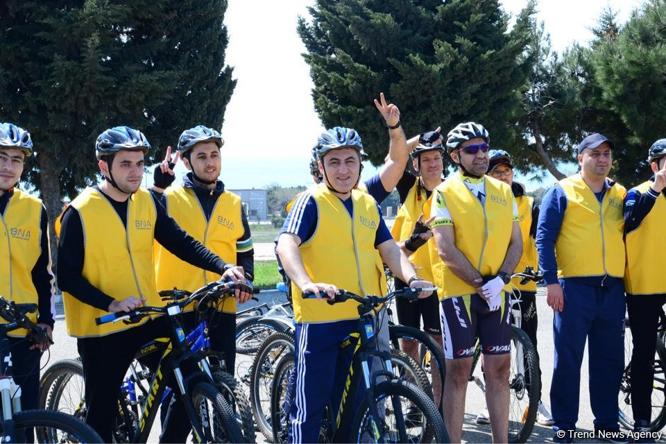 В Баку прошел велопробег под девизом «Меньше машин, больше жизни» (ФОТО)