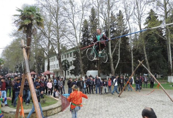 Путешествие в Агдаш: выступление канатоходца и выставка сувениров (ФОТО)