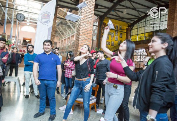 В Баку проведен чемпионат по бумажным самолетикам (ФОТО)