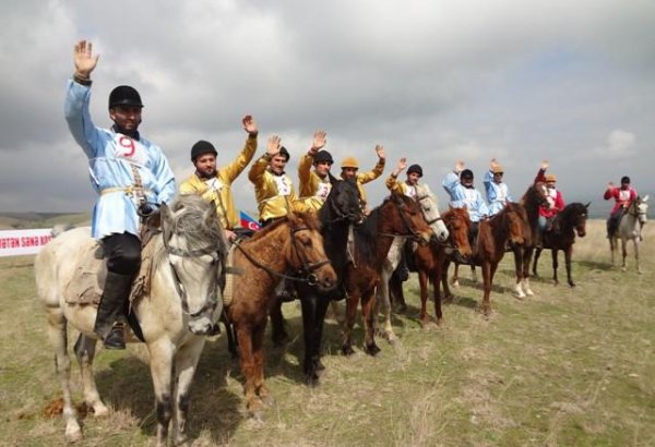 В Шеки прошло конное шествие в честь 10-миллионного жителя Азербайджана (ФОТО)