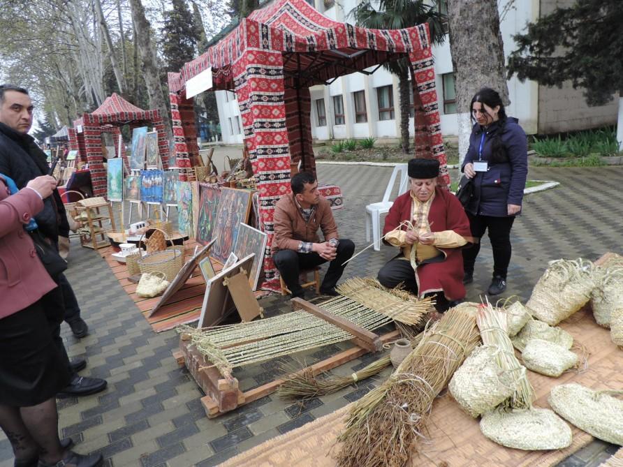 Путешествие в Агдаш: выступление канатоходца и выставка сувениров (ФОТО)