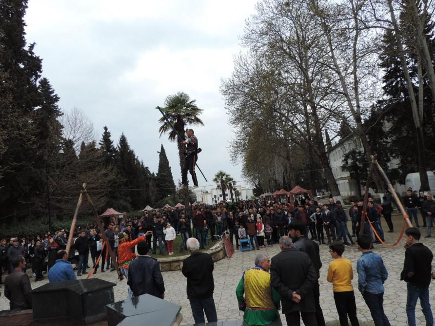 Путешествие в Агдаш: выступление канатоходца и выставка сувениров (ФОТО)