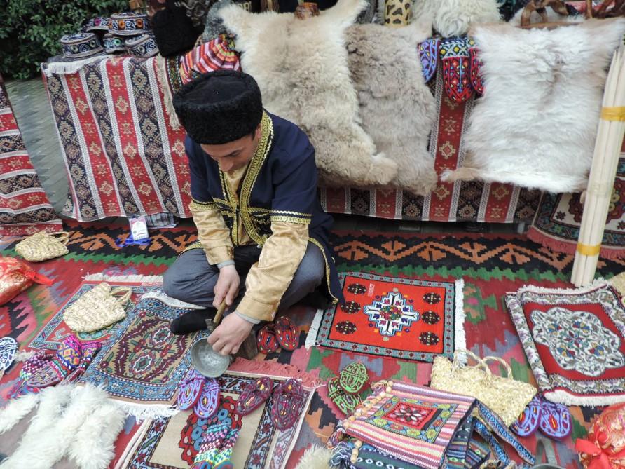 Путешествие в Агдаш: выступление канатоходца и выставка сувениров (ФОТО)