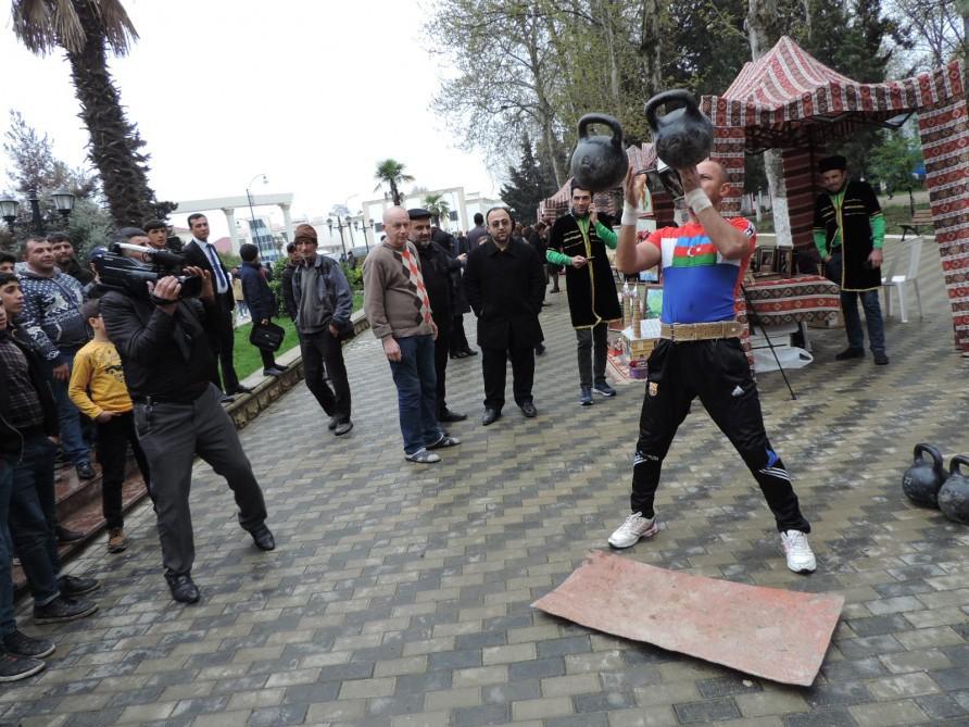 Путешествие в Агдаш: выступление канатоходца и выставка сувениров (ФОТО)