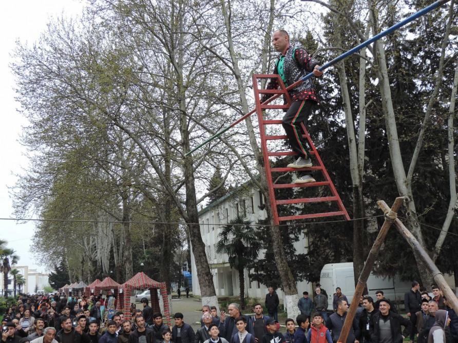 Путешествие в Агдаш: выступление канатоходца и выставка сувениров (ФОТО)