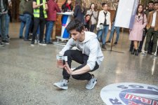 В Баку проведен чемпионат по бумажным самолетикам (ФОТО)