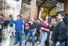 В Баку проведен чемпионат по бумажным самолетикам (ФОТО)