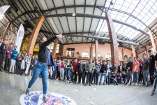 В Баку проведен чемпионат по бумажным самолетикам (ФОТО)