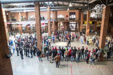 В Баку проведен чемпионат по бумажным самолетикам (ФОТО)