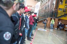 В Баку проведен чемпионат по бумажным самолетикам (ФОТО)