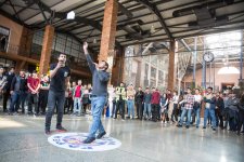 В Баку проведен чемпионат по бумажным самолетикам (ФОТО)