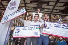 В Баку проведен чемпионат по бумажным самолетикам (ФОТО)