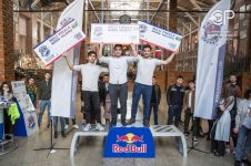 В Баку проведен чемпионат по бумажным самолетикам (ФОТО)