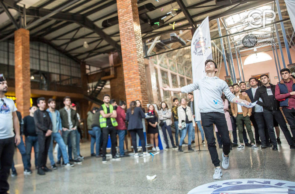 В Баку проведен чемпионат по бумажным самолетикам (ФОТО)