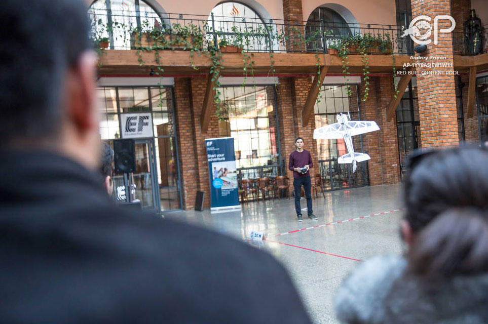 В Баку проведен чемпионат по бумажным самолетикам (ФОТО)